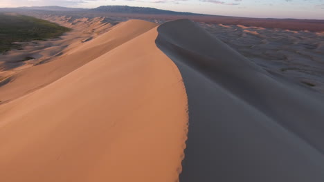 Sanddünen-In-Der-Wüste,-Luftaufnahme,-Perfekte-Linie,-Sonnenaufgang,-Wüste-Gobi,-Mongolei